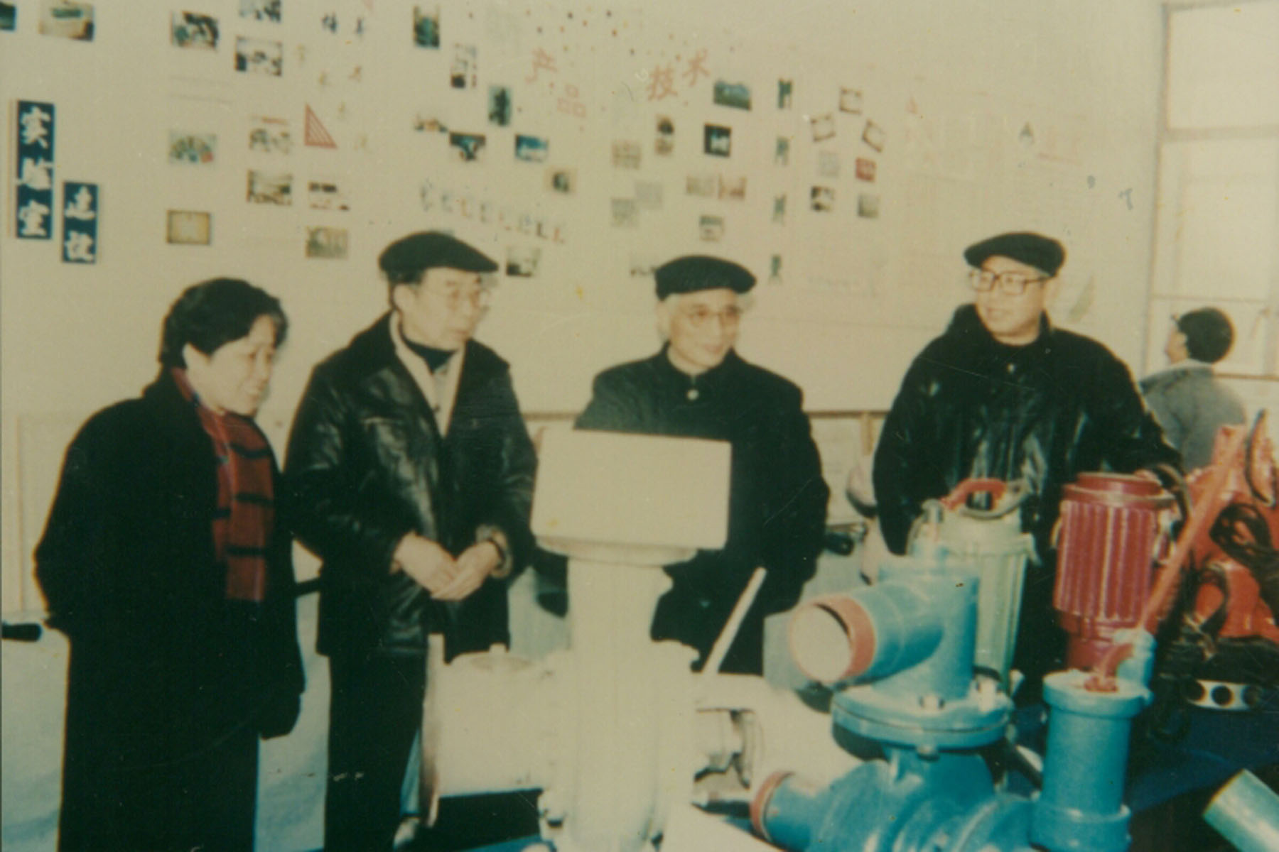 教育部韋鈺副部長視察流體中心的陳列室.jpg14